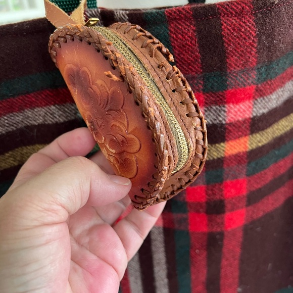 Handmade wool tote. Red interior with nylon handles and western coin purse. - Picture 2 of 7